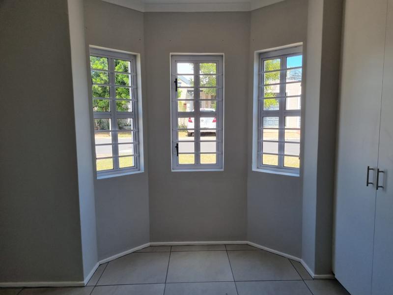 To Let 2 Bedroom Property for Rent in Oakglen Western Cape